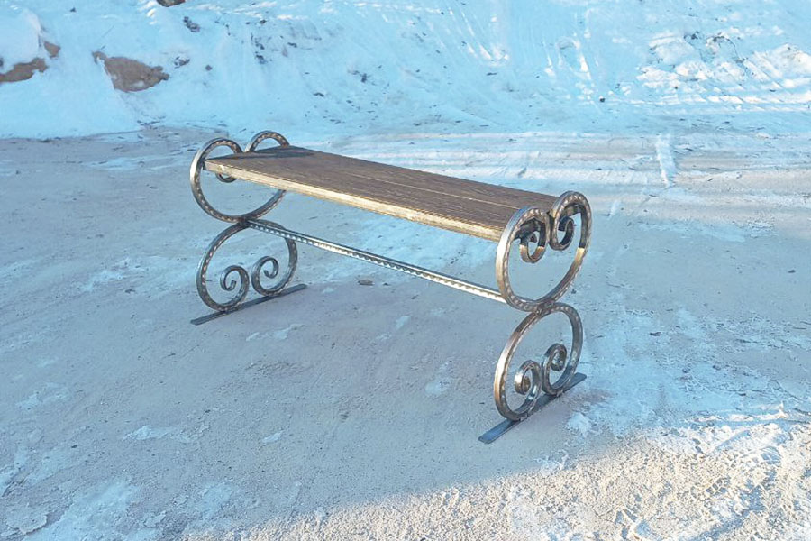 Зачищеная и готовая к покраске лавочка