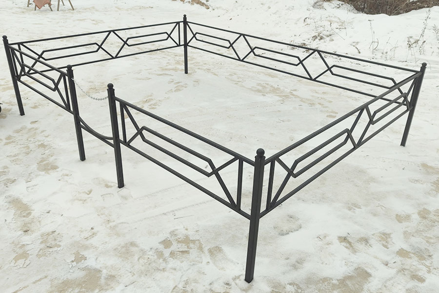 Готическая оградка вид слева